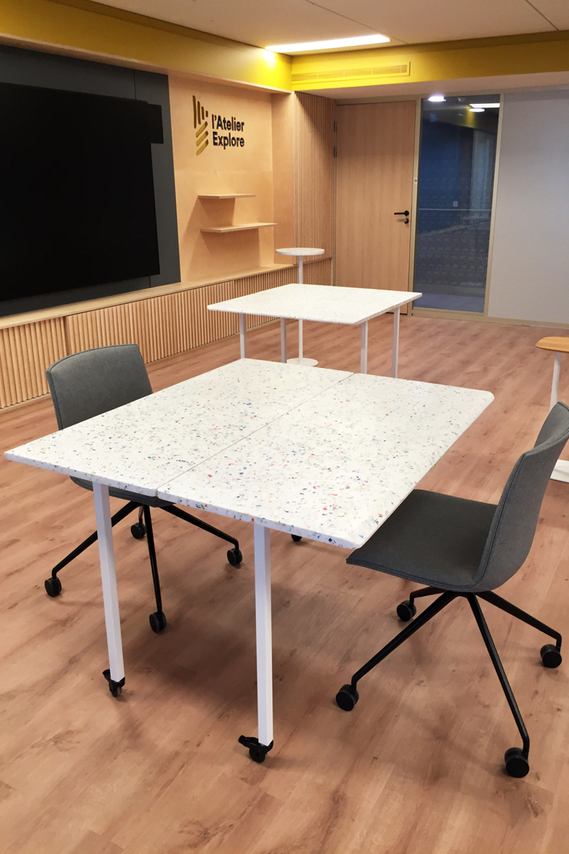 Table A Tapisser Pieds Bois, equipement atelier sur AllSciences